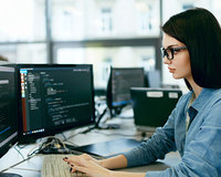 女性プログラマーの働き方とは？占める割合やキャリアプランを紹介