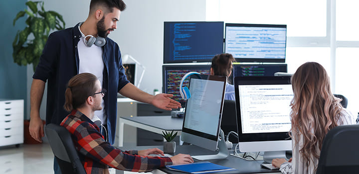 フロントエンドエンジニアとは 年収 必要スキル やりがい 今後の需要を解説