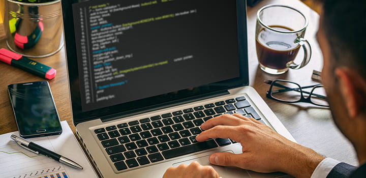 プログラマーとシステムエンジニア Se の違い 仕事内容や年収 将来性を比較