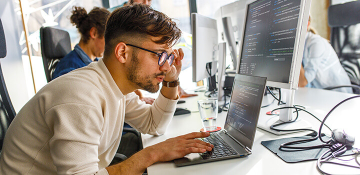 Itコンサルタントとは 仕事内容 年収 転職に役立つスキルや資格など