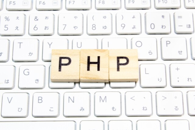 パソコンのキーボードとPHPの文字が書かれた積み木