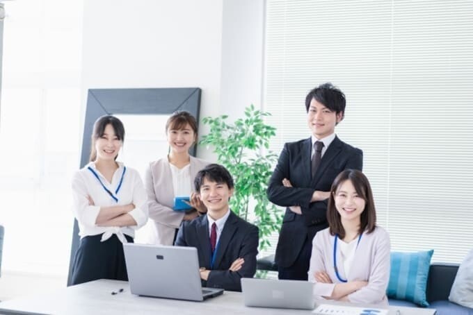 プロジェクトに取り組むチームのイメージ