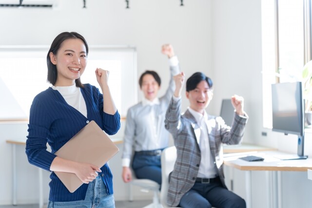 オフィスでパソコンを持つ私服の女性