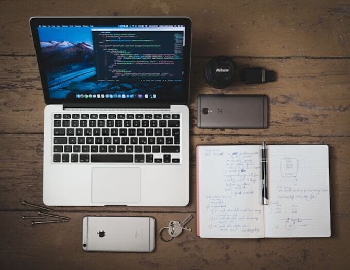 シルバーのmacbookとノート