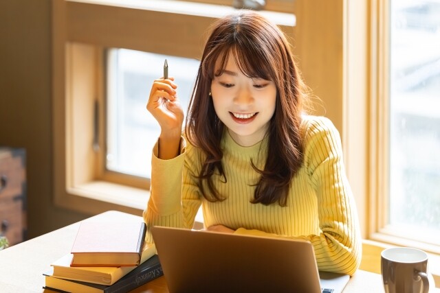 資格の勉強をする女性