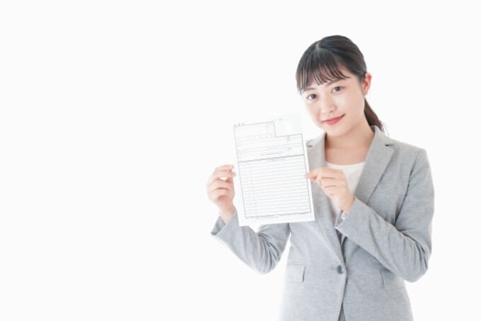 履歴書を持つ女性
