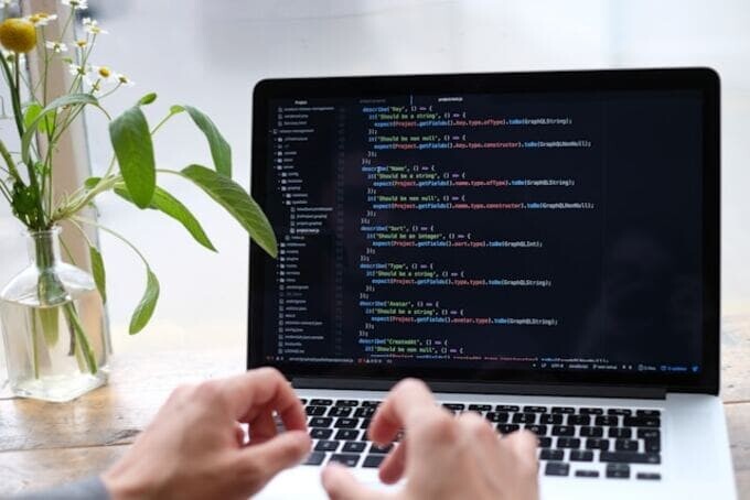 白いテーブルでmacbook-proを使っている人