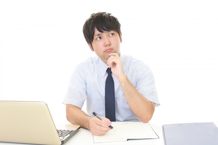 疑問を持つビジネスマン