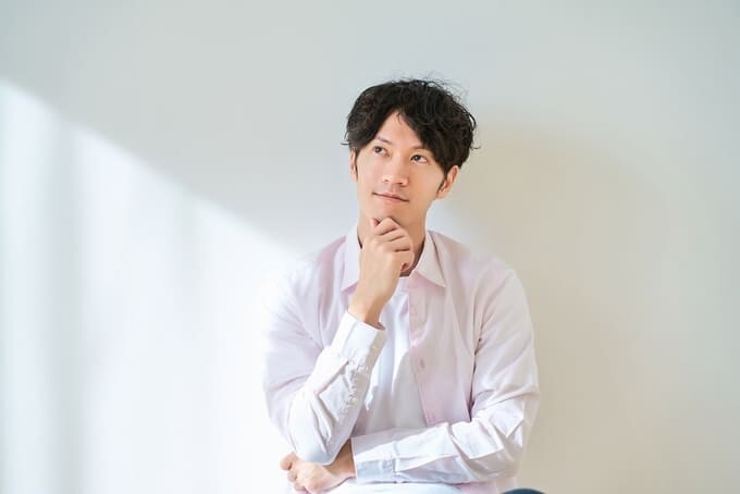 仕事内容を思い浮かべるビジネスマン