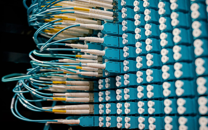 大量の青いネットワークケーブルの写真