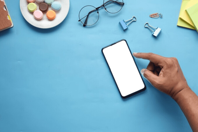 スマートフォンを使用する様子