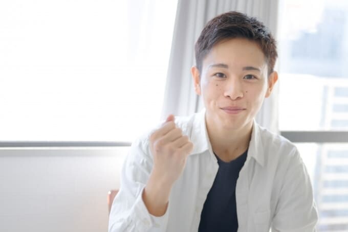 気合いを入れる男性のイメージ
