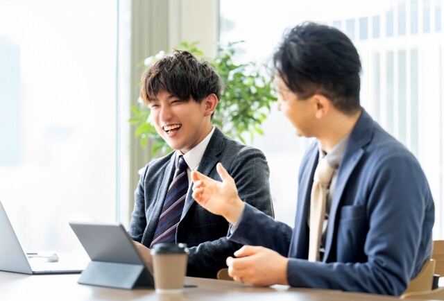 打ち合わせをする2人の男性