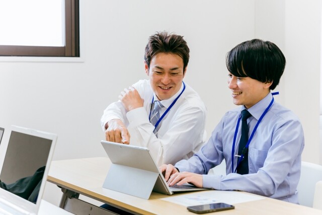 先輩と話すエンジニア