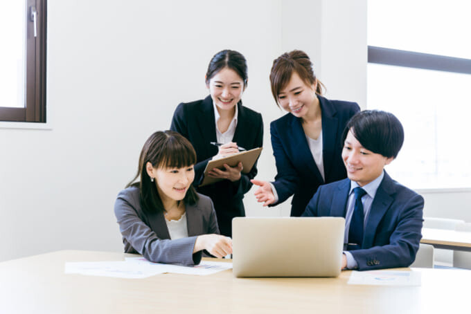 先輩に教わるイメージ