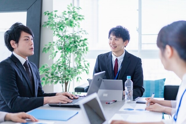 オフィスで働く男性