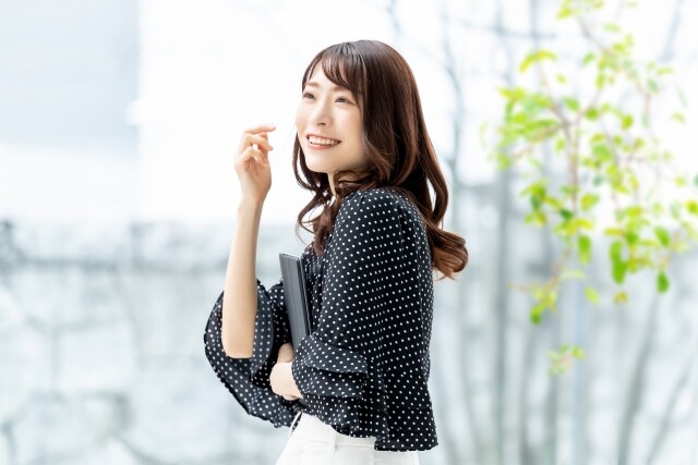 仕事に励む人のイメージ