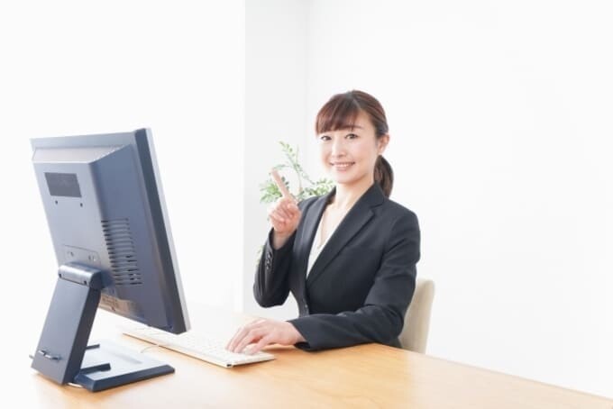 注意点を指で示す女性のイメージ