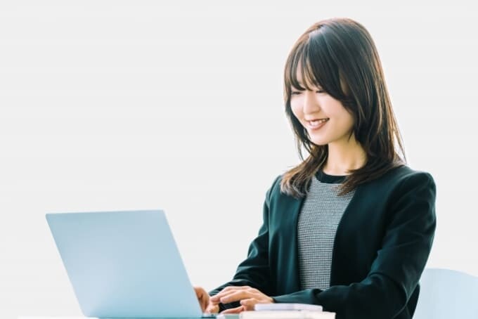 覚えた言語でプログラミングをするイメージ