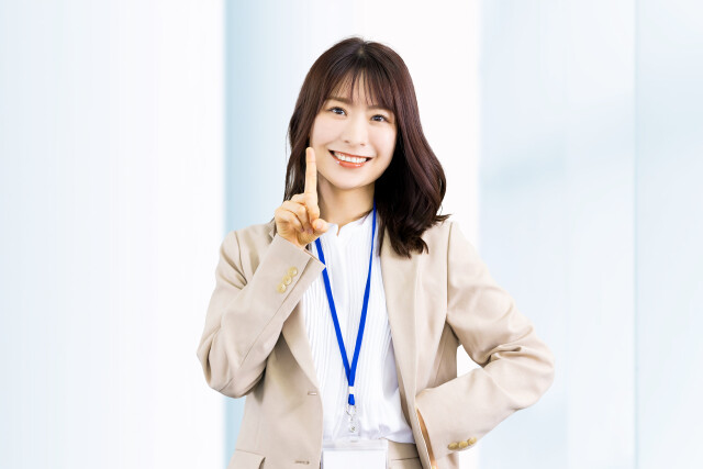 人差し指を立てる女性