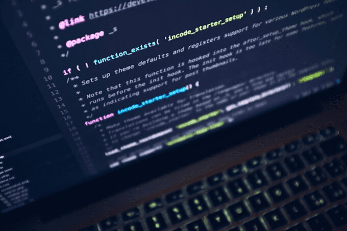 プログラミングを使って開発する様子