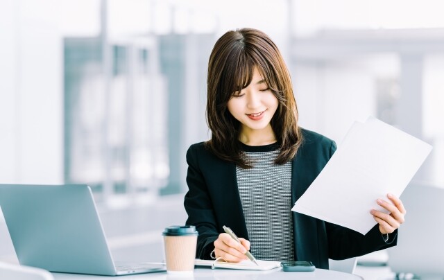 勉強をするセキュリティエンジニア
