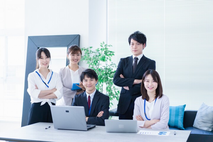 5名ほどの会社員の写真
