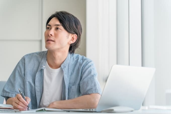 大学で講義を受ける学生