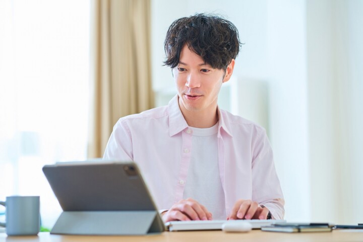 資格の勉強をする男性