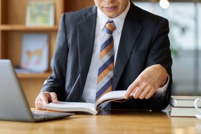 読書をするスーツの男性