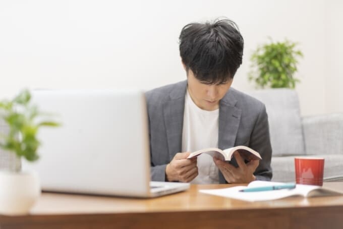 パソコンの前で勉強をする男性