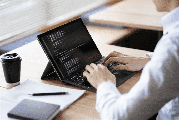 PHPエンジニアとして企業で働く様子