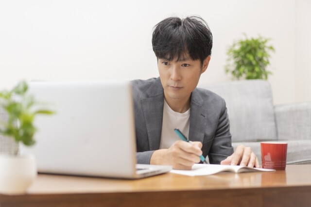 パソコンを見て勉強する男性