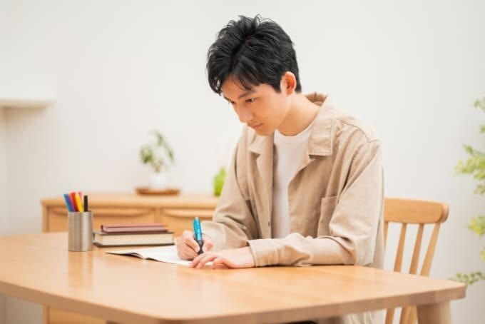 家で勉強する男性