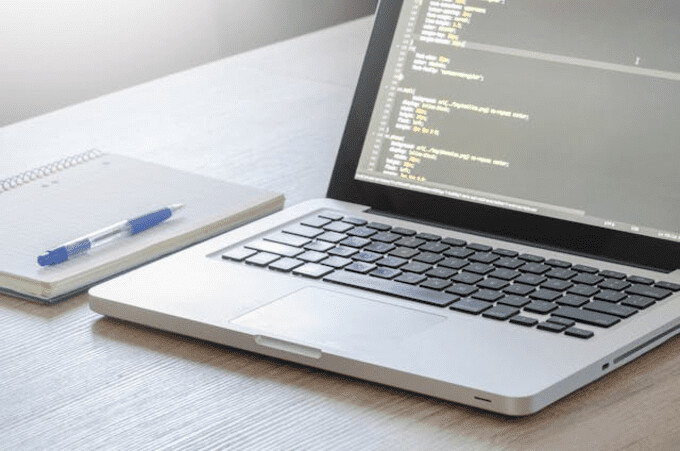 コーディングの勉強をする様子