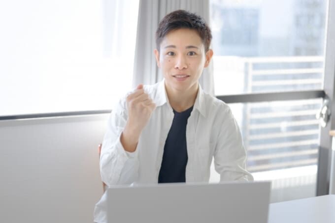 笑顔の私服男性