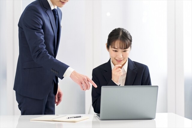 指摘に対して納得するエンジニア