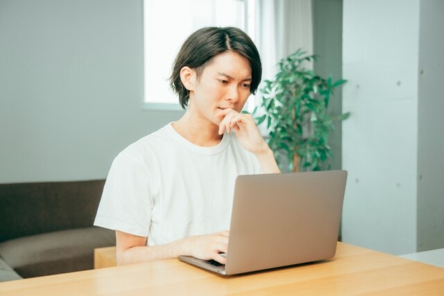 リモートワークで困っている男性