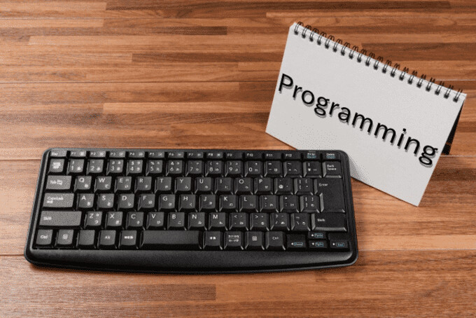 キーボードを使ってプログラミング言語を学習するイメージ