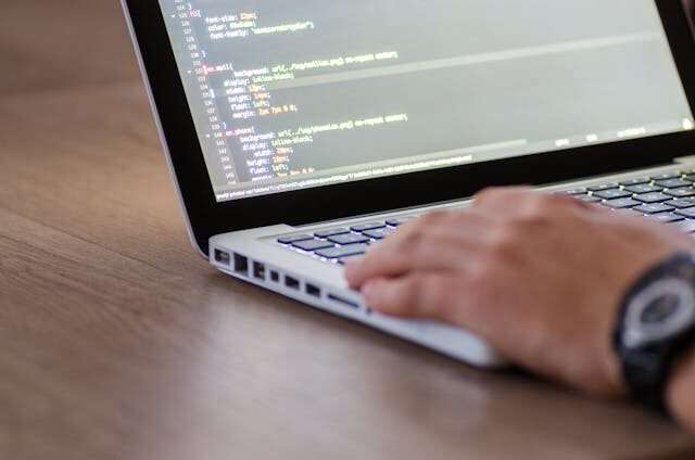 プログラミングの仕事をする様子